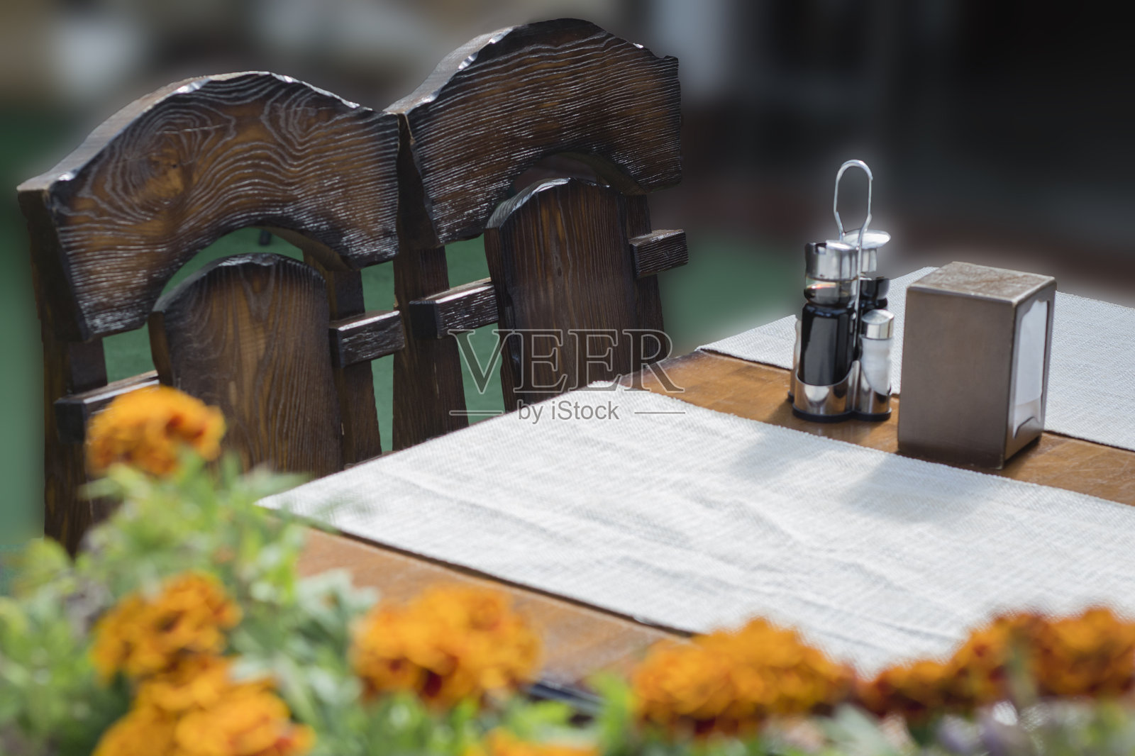 日落时分空旷的户外餐厅餐桌照片摄影图片