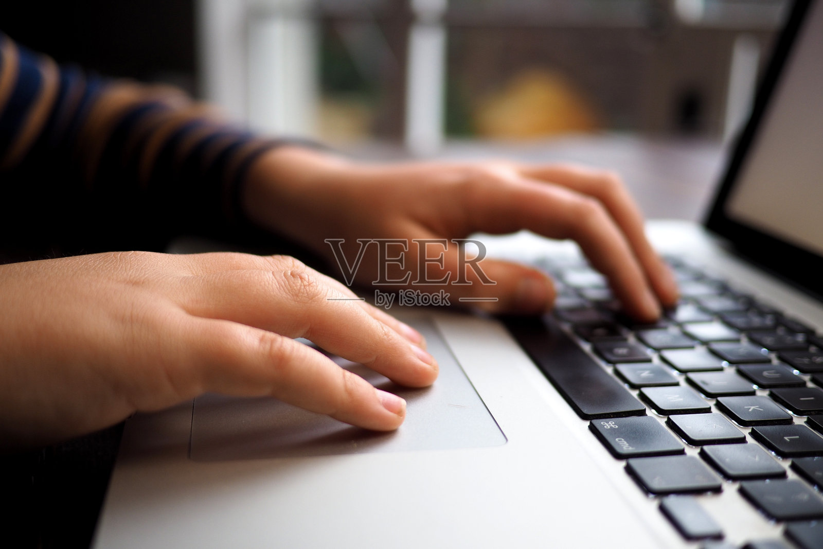 孩子的手指在电脑触控板上照片摄影图片