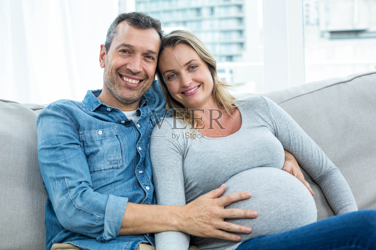 一对夫妇坐在沙发上照片摄影图片