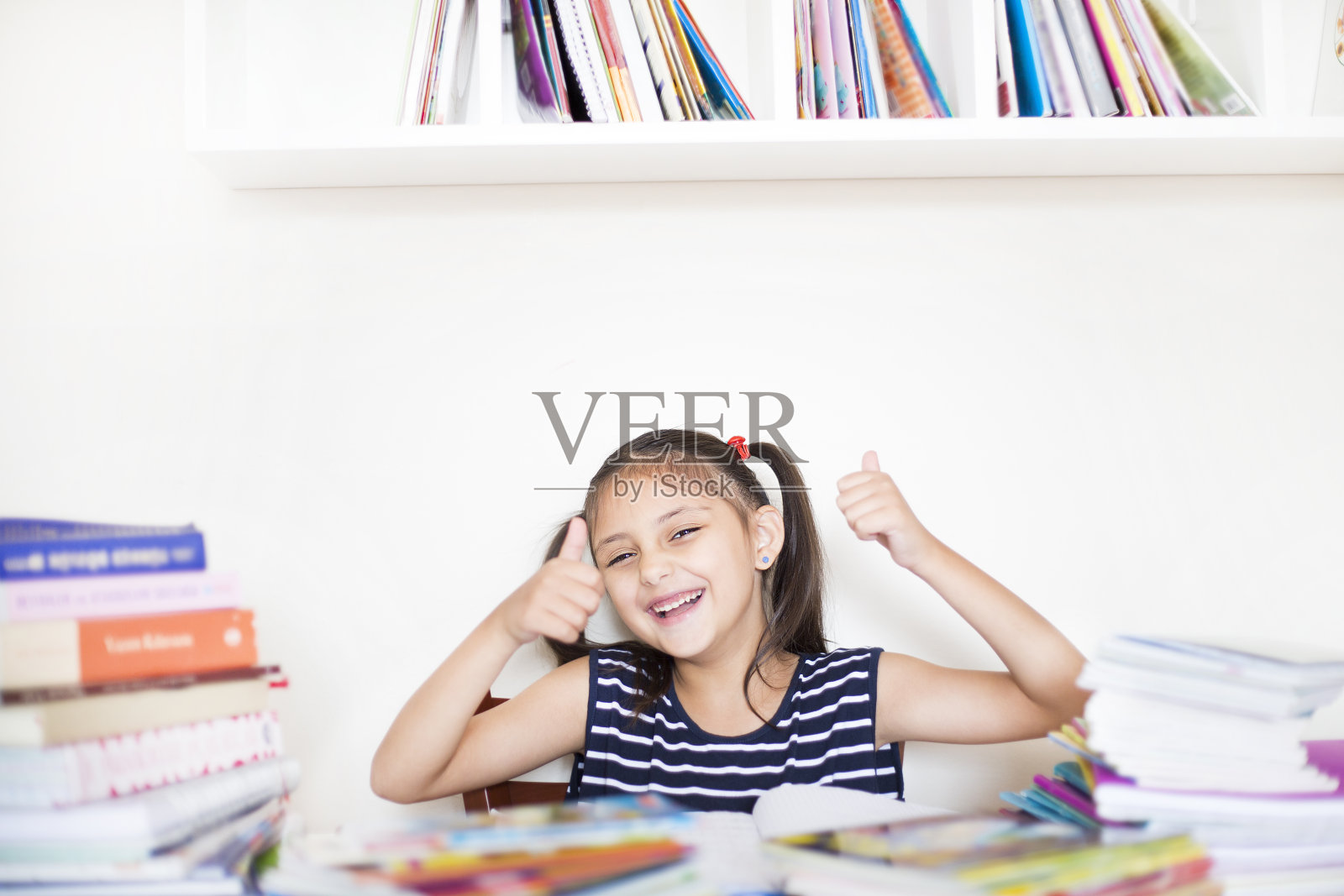 回归学校理念，快乐女学生，孩子学习和教育照片摄影图片