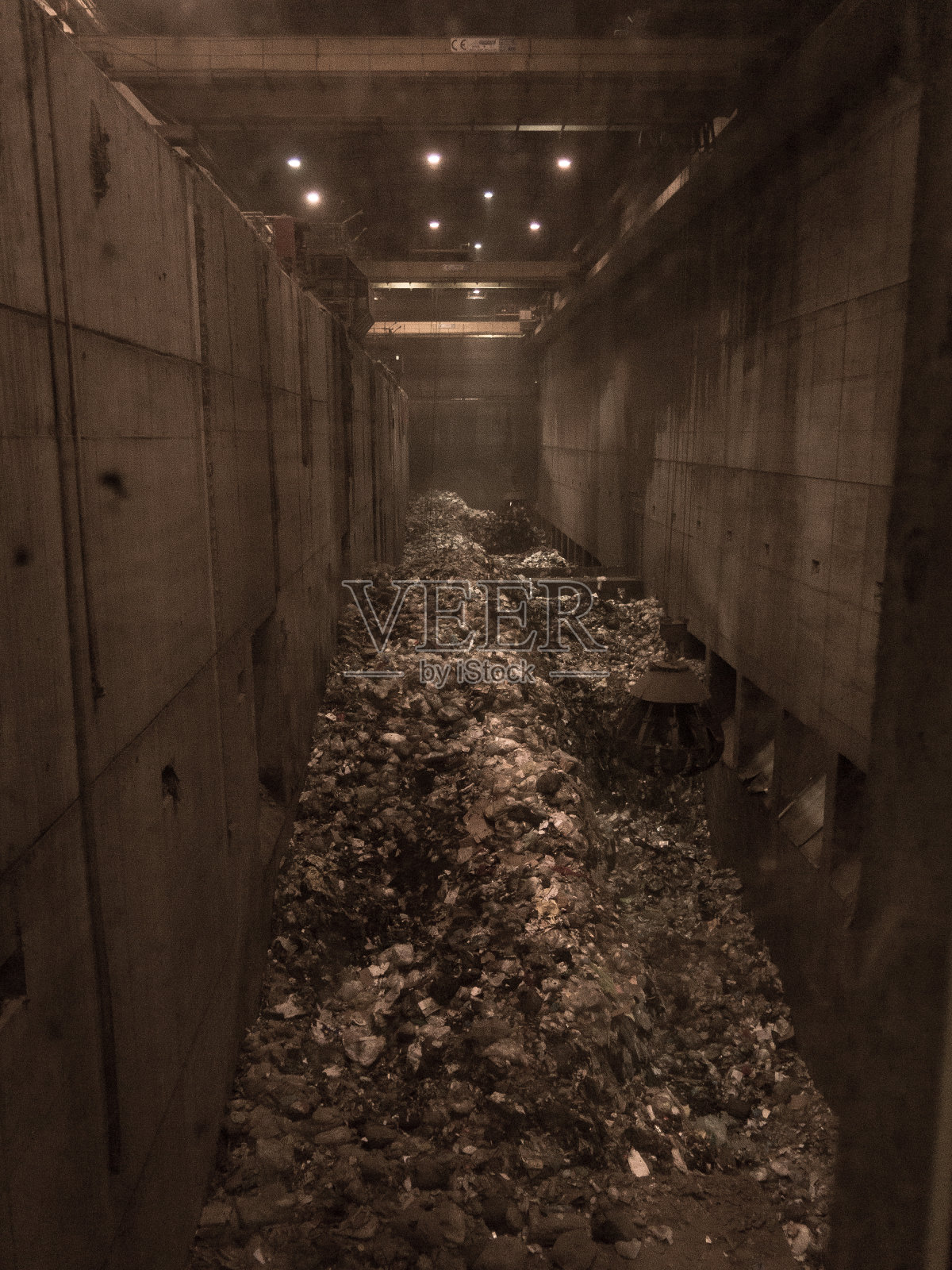 垃圾倾倒照片摄影图片