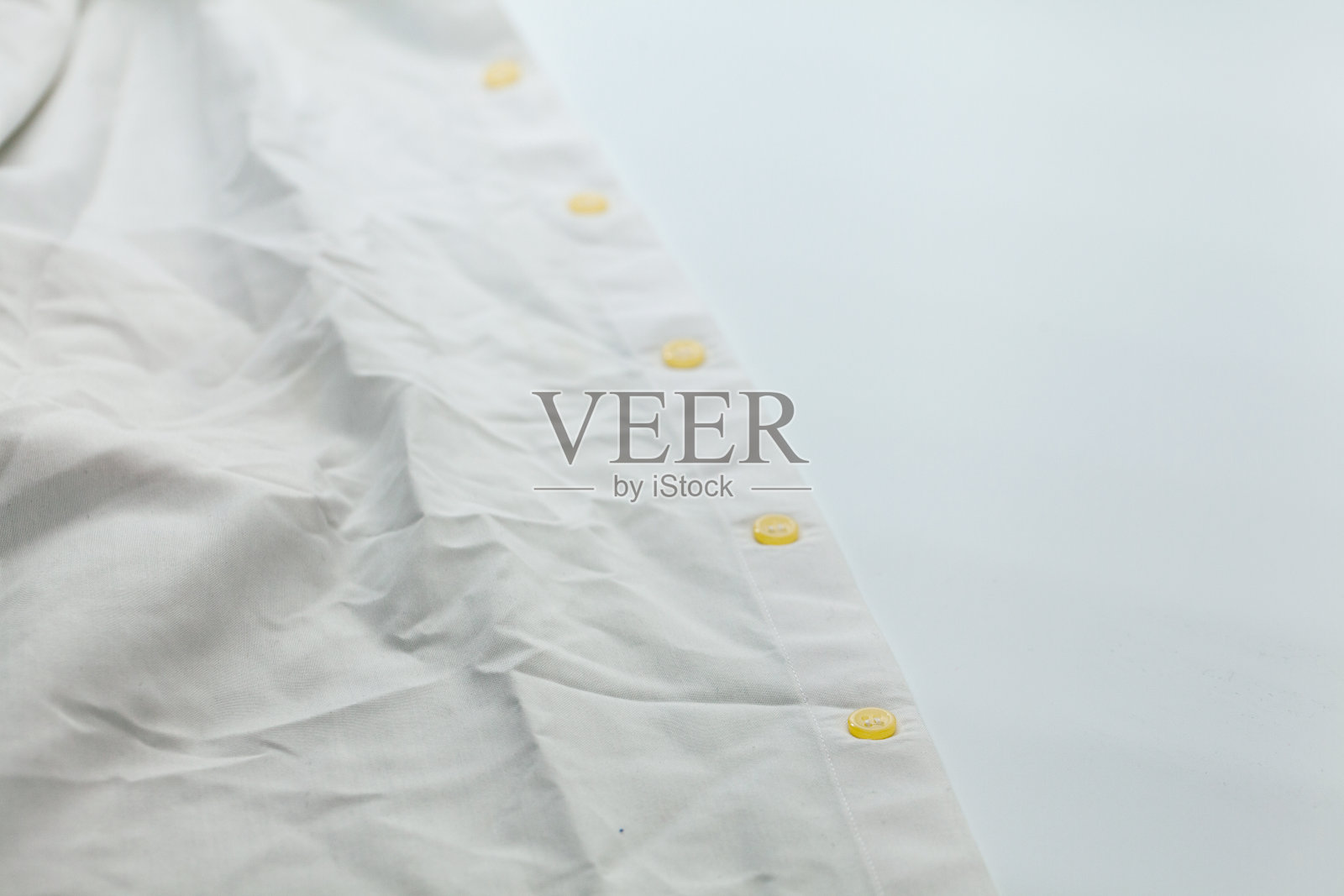 旧纽扣在脏衬衫上照片摄影图片