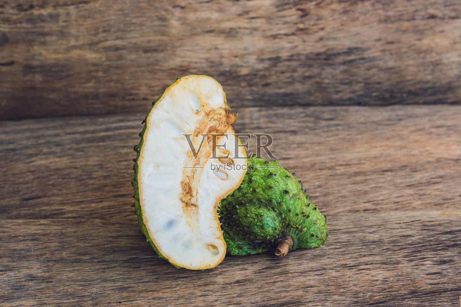 瓜纳巴以古老的木头为背景——异国情调的热带水果——来自越南的地区水果照片摄影图片