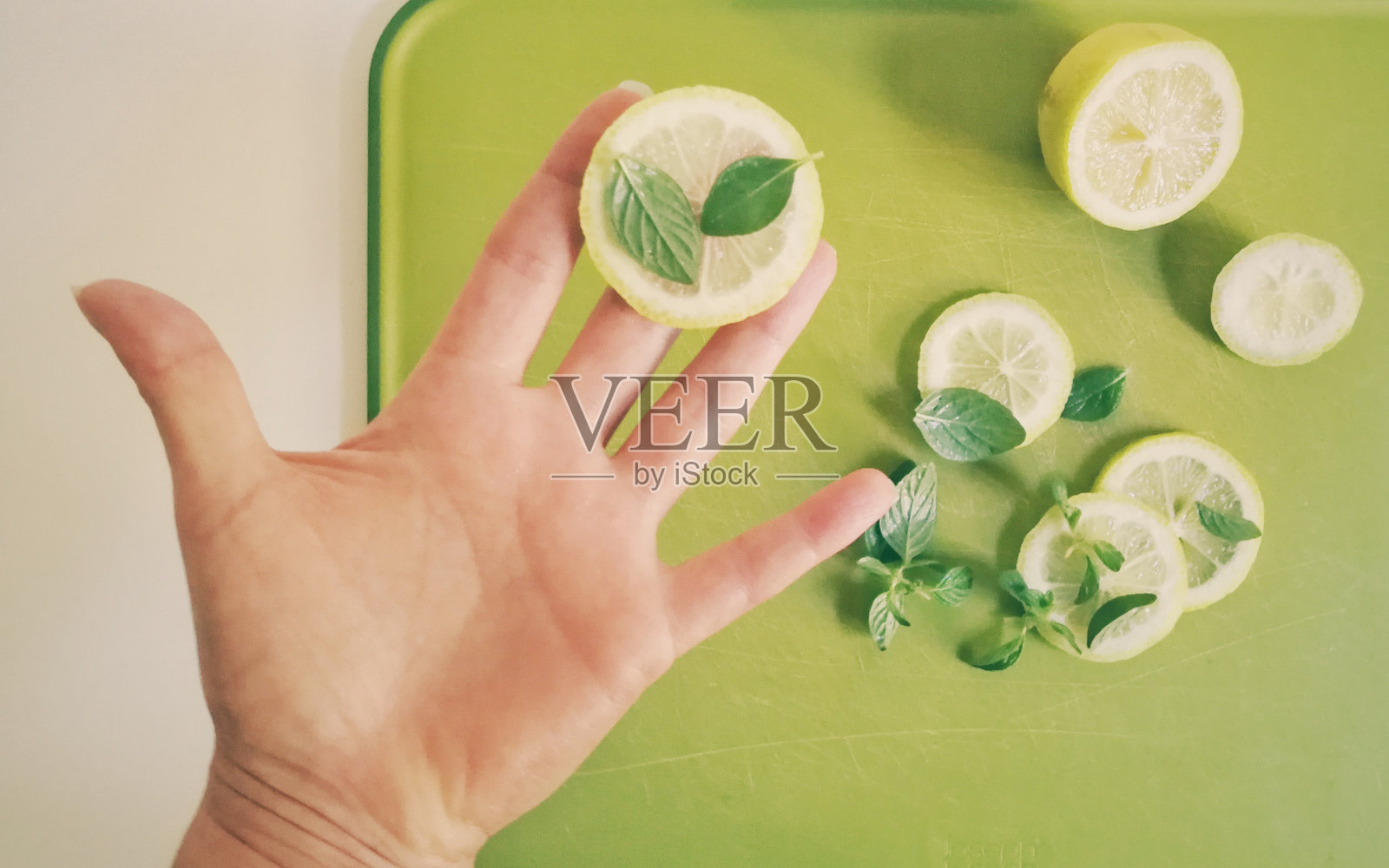 手握柠檬和薄荷照片摄影图片