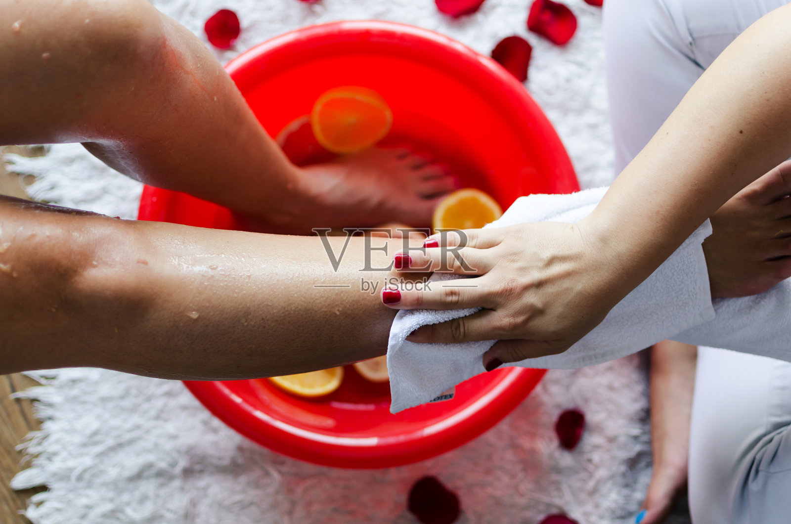 泡温泉时腿湿了照片摄影图片