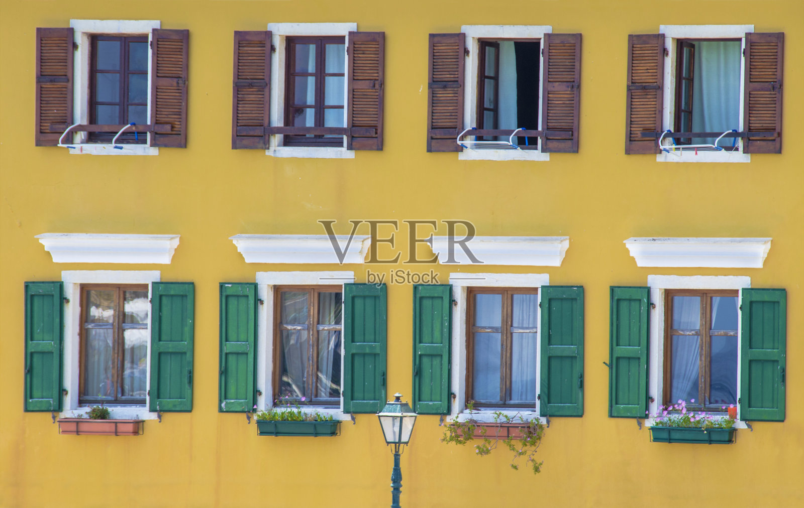 正面窗户-盖奥斯-帕克索斯岛-希腊照片摄影图片