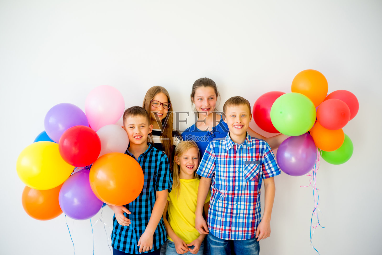 快乐的孩子与气球照片摄影图片