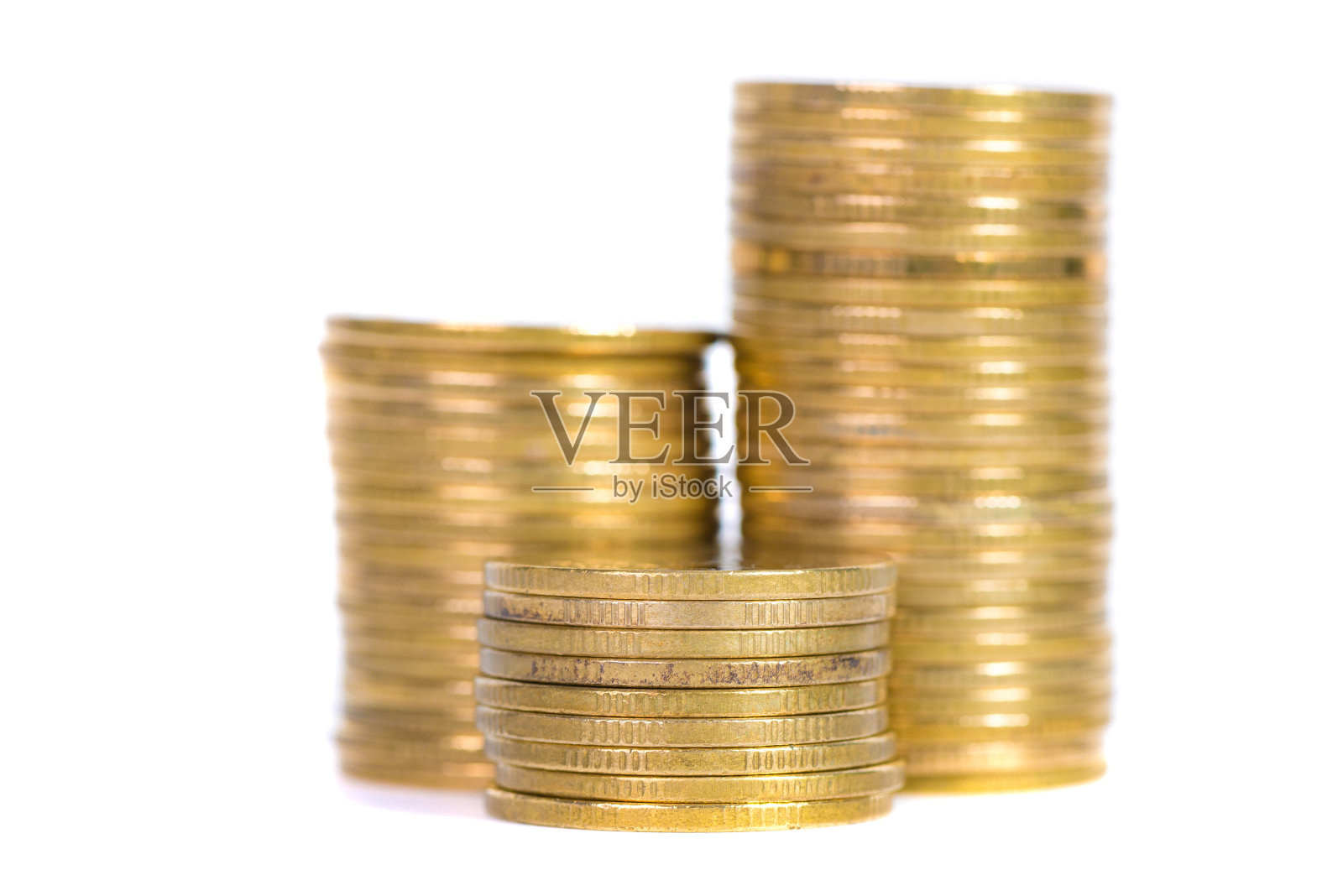 金币柱，白色背景上的成堆金币照片摄影图片