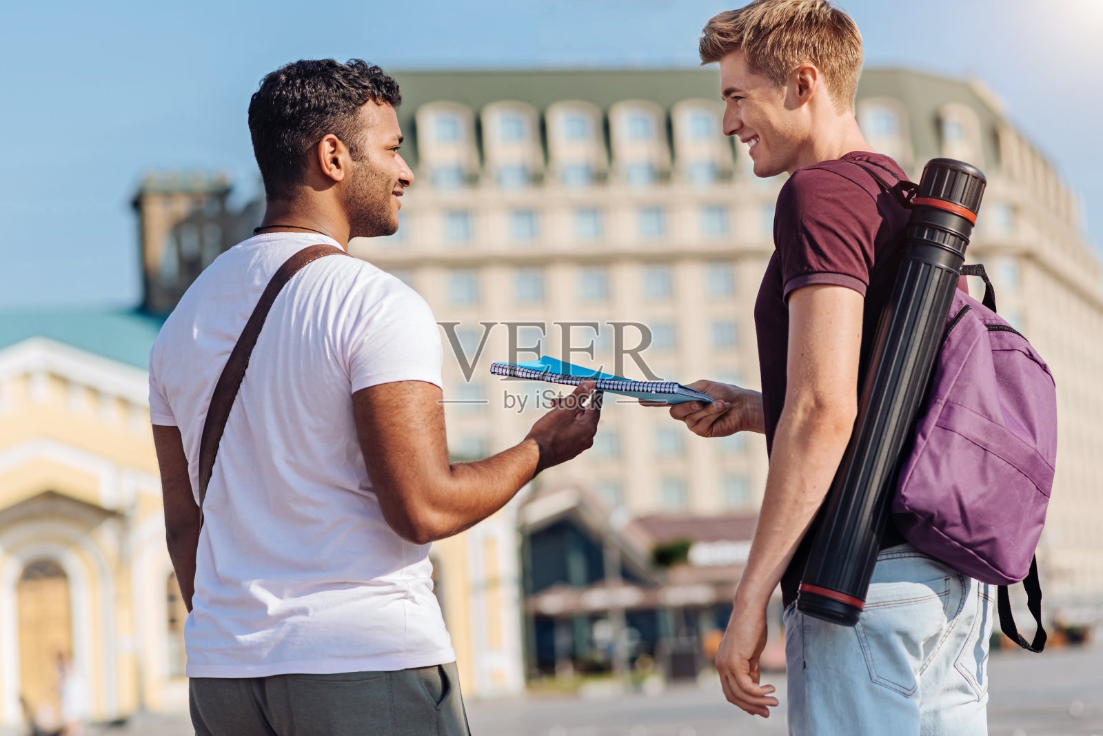 友好的小组成员在上课前见面照片摄影图片
