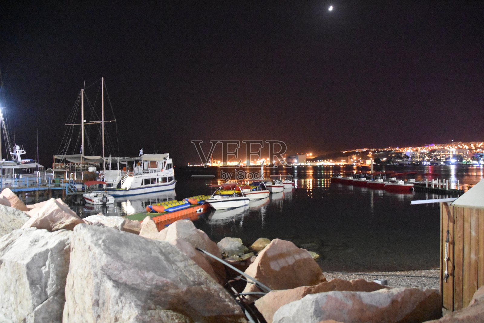 夜晚的埃拉特城照片摄影图片