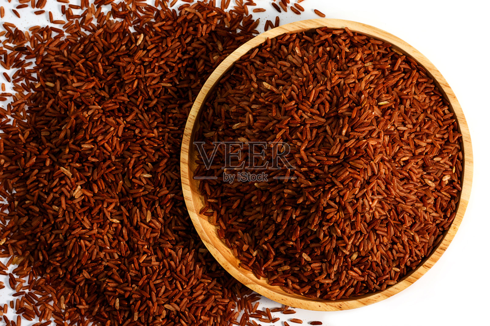 近距离的糙米，顶视图孤立在白色的背景照片摄影图片