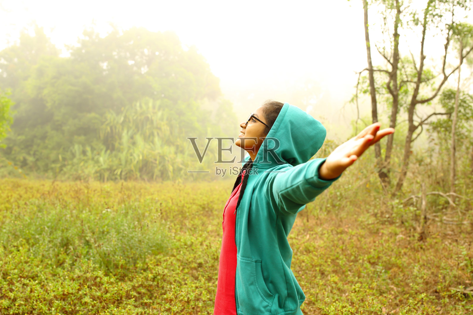 快乐的女人站着伸开双手照片摄影图片