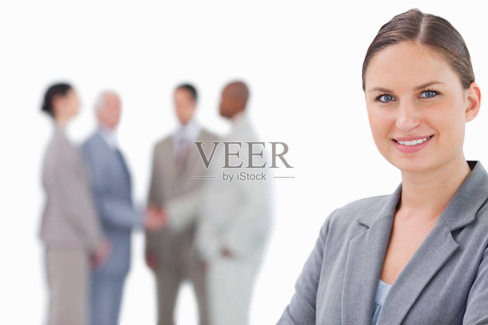 微笑的女售货员和她的同事身后照片摄影图片