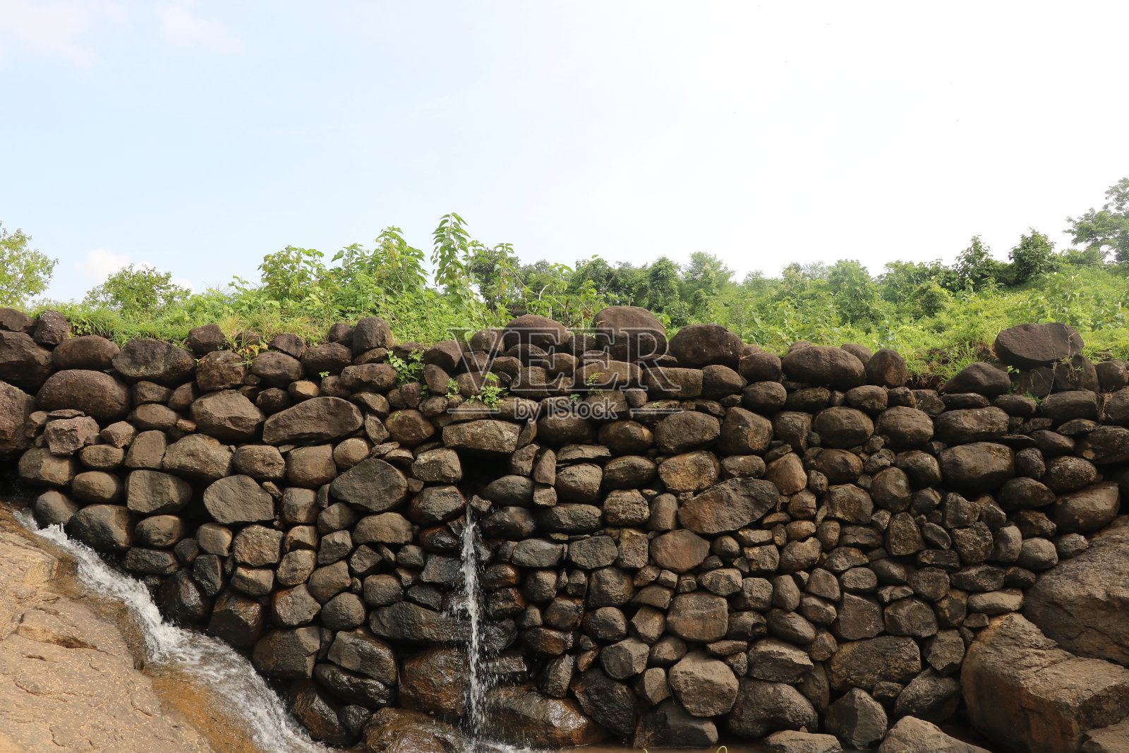 瀑布从石墙照片摄影图片