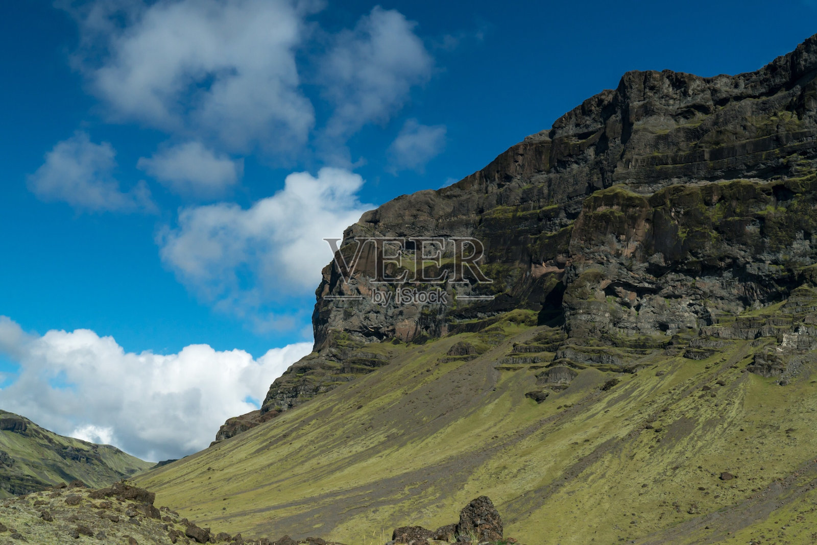 崎岖的山与蓝天在蒙古照片摄影图片