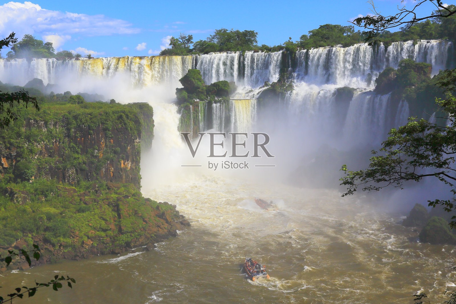 令人印象深刻的伊瓜苏瀑布和机动船探险探险在阿根廷一侧，戏剧性的美丽景观-田园魔鬼的喉咙-巴西Foz do Iguacu，巴拉那，伊瓜苏港，米塞内斯和巴拉圭的国际边界-南美照片摄影图片