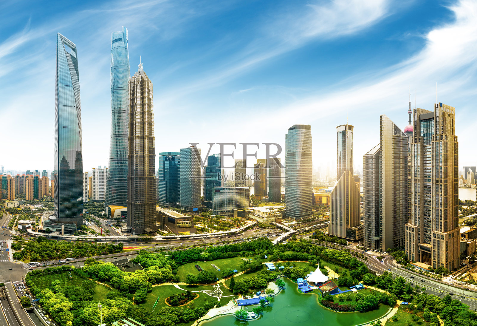 夕阳下的上海天际线和城市景观照片摄影图片