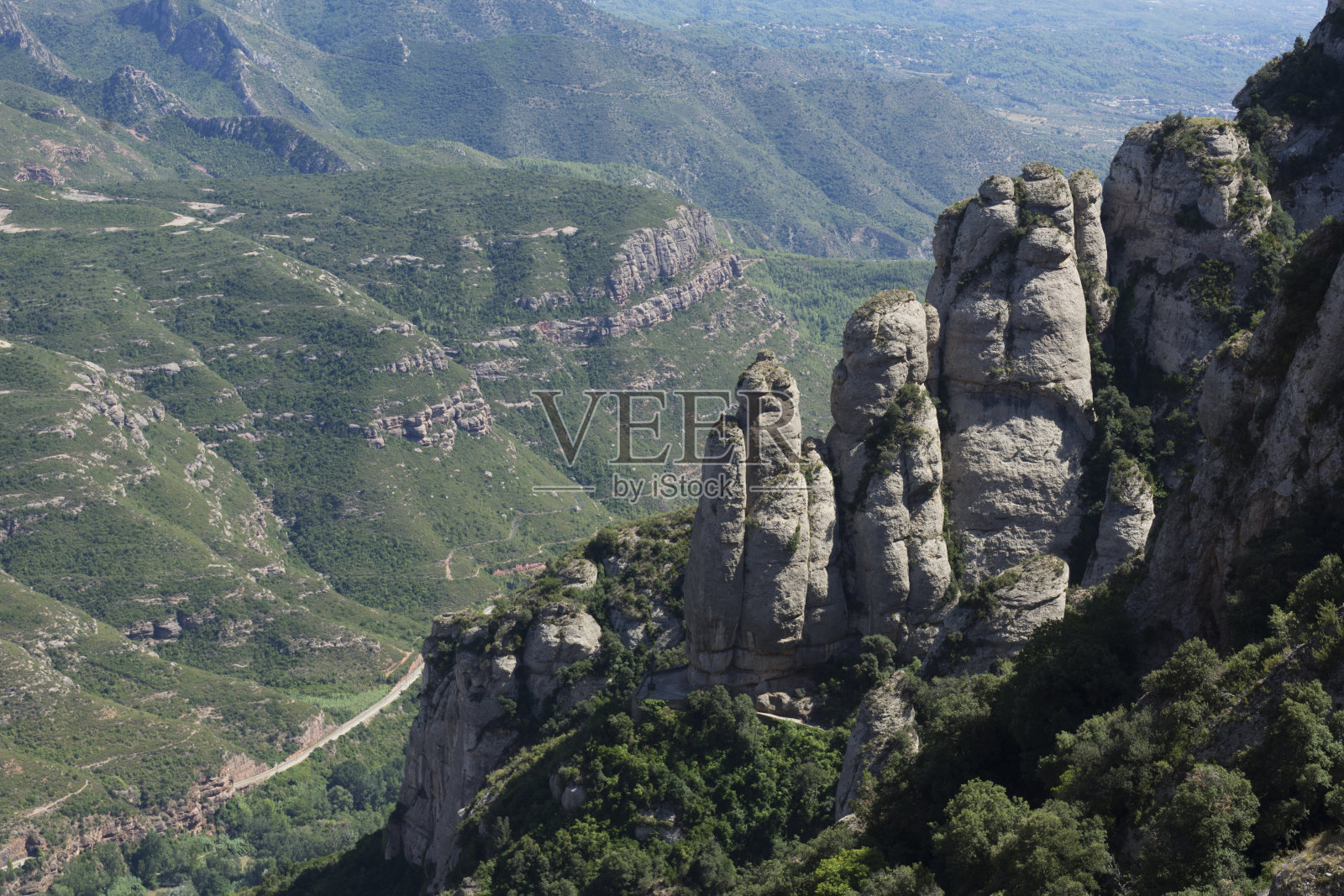 蒙特塞拉特，一个阳光明媚的日子照片摄影图片