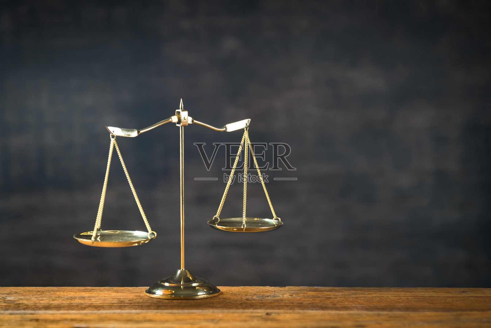 法律与正义的概念。法官的木槌，书本，正义的天平。灰色的石头背景，反射在地板上，排印的地方。法庭上的主题。照片摄影图片