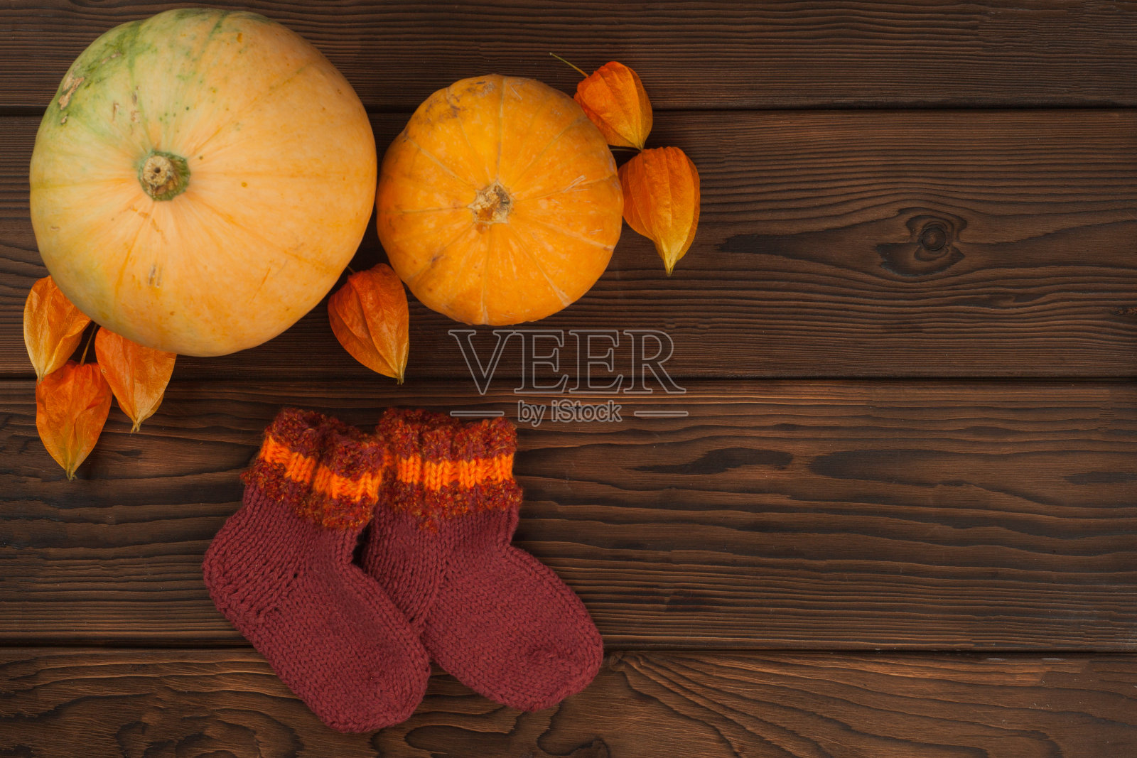 感恩节快乐的背景，木制的桌子上装饰着南瓜，手工编织的袜子和秋叶。美丽的节日概念场景秋天，收获。本空间照片摄影图片
