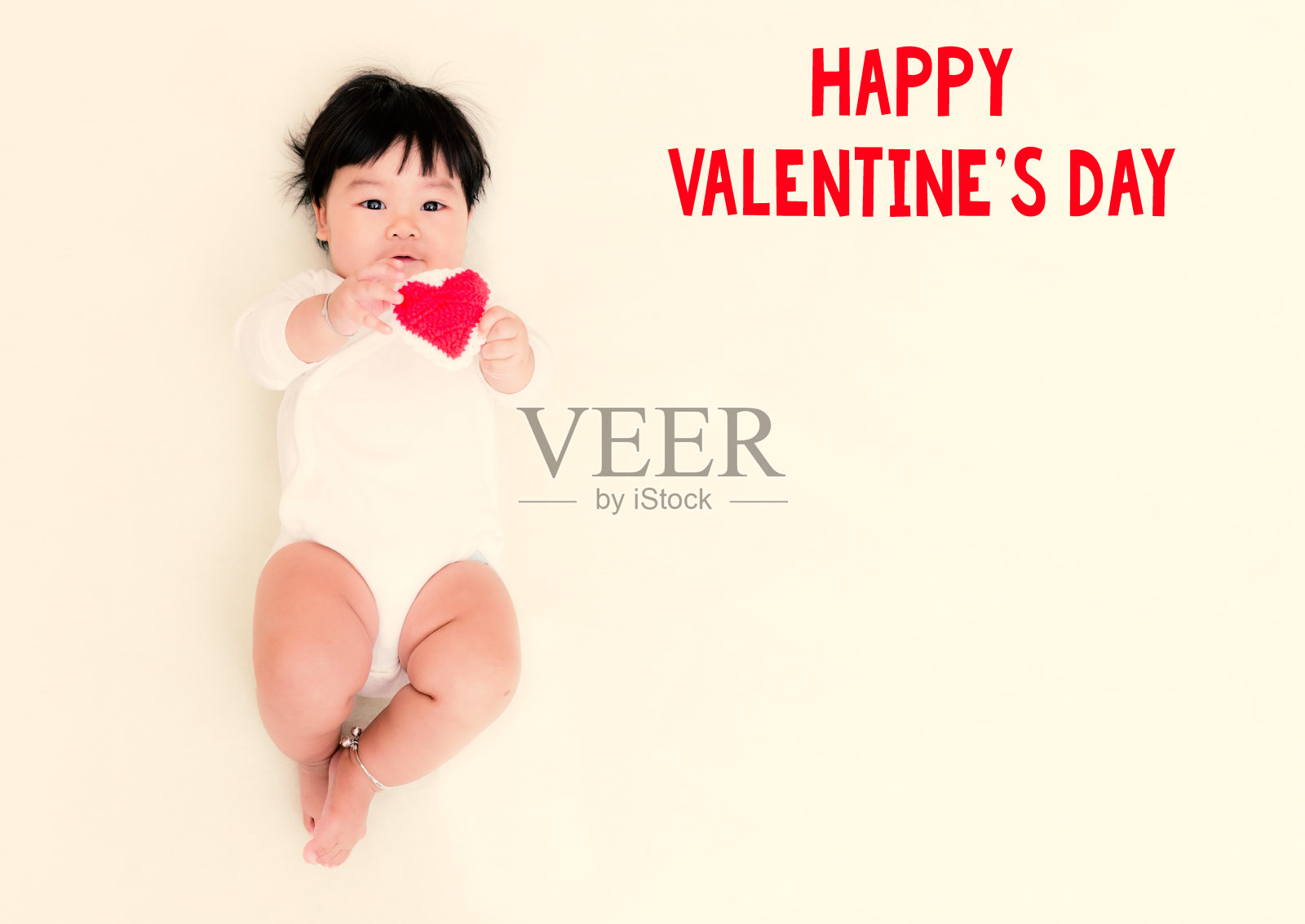 带有可爱亚洲女婴的红色爱心情人节概念背景和复制空间（复古色调）照片摄影图片