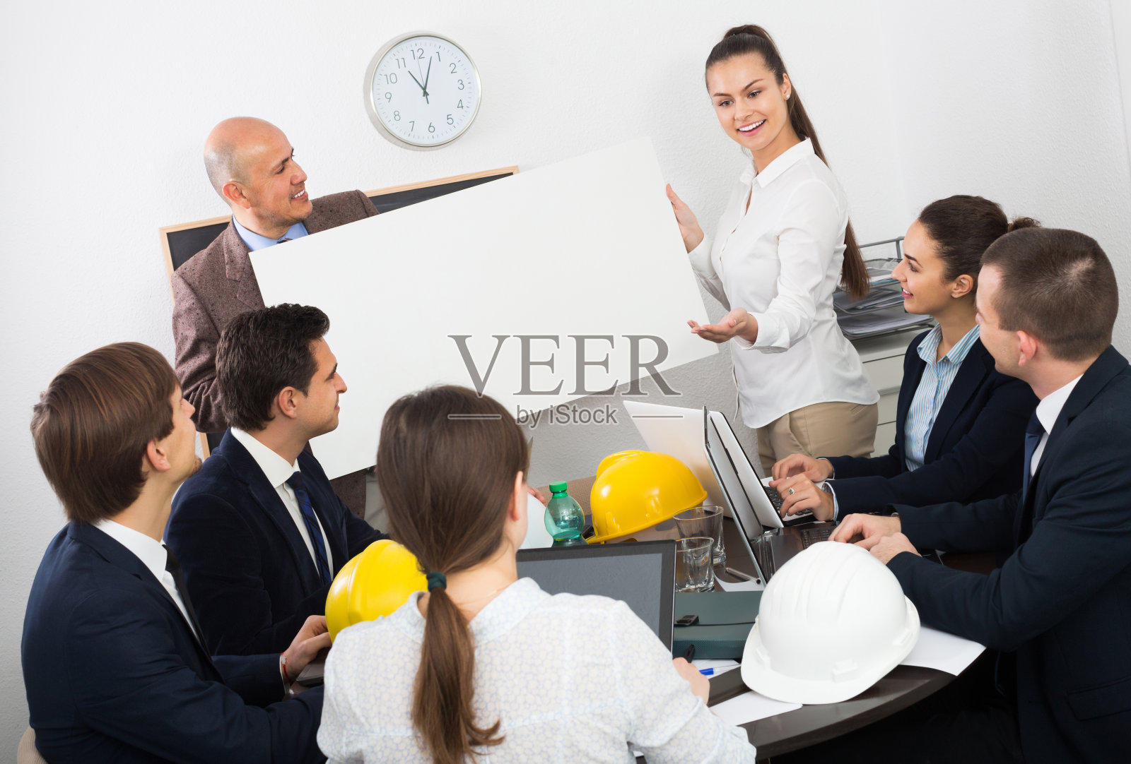 快乐的商业人士展示产品计划照片摄影图片