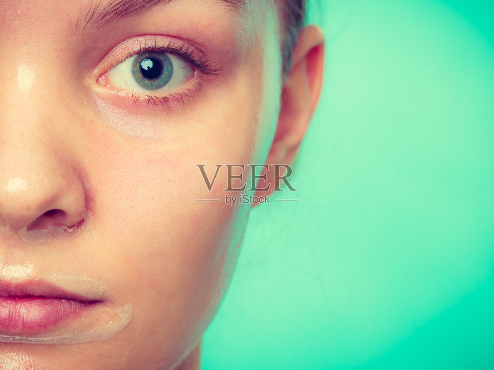 女人在面部剥离面膜。照片摄影图片