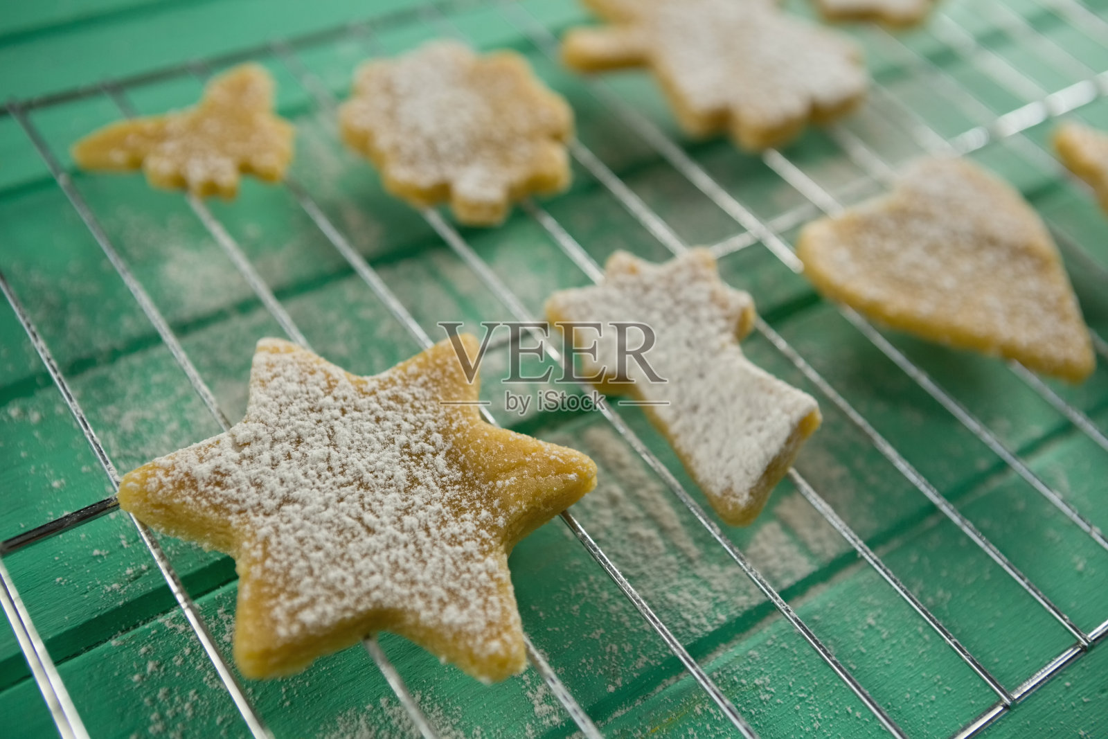 糖粉放在饼干架上照片摄影图片