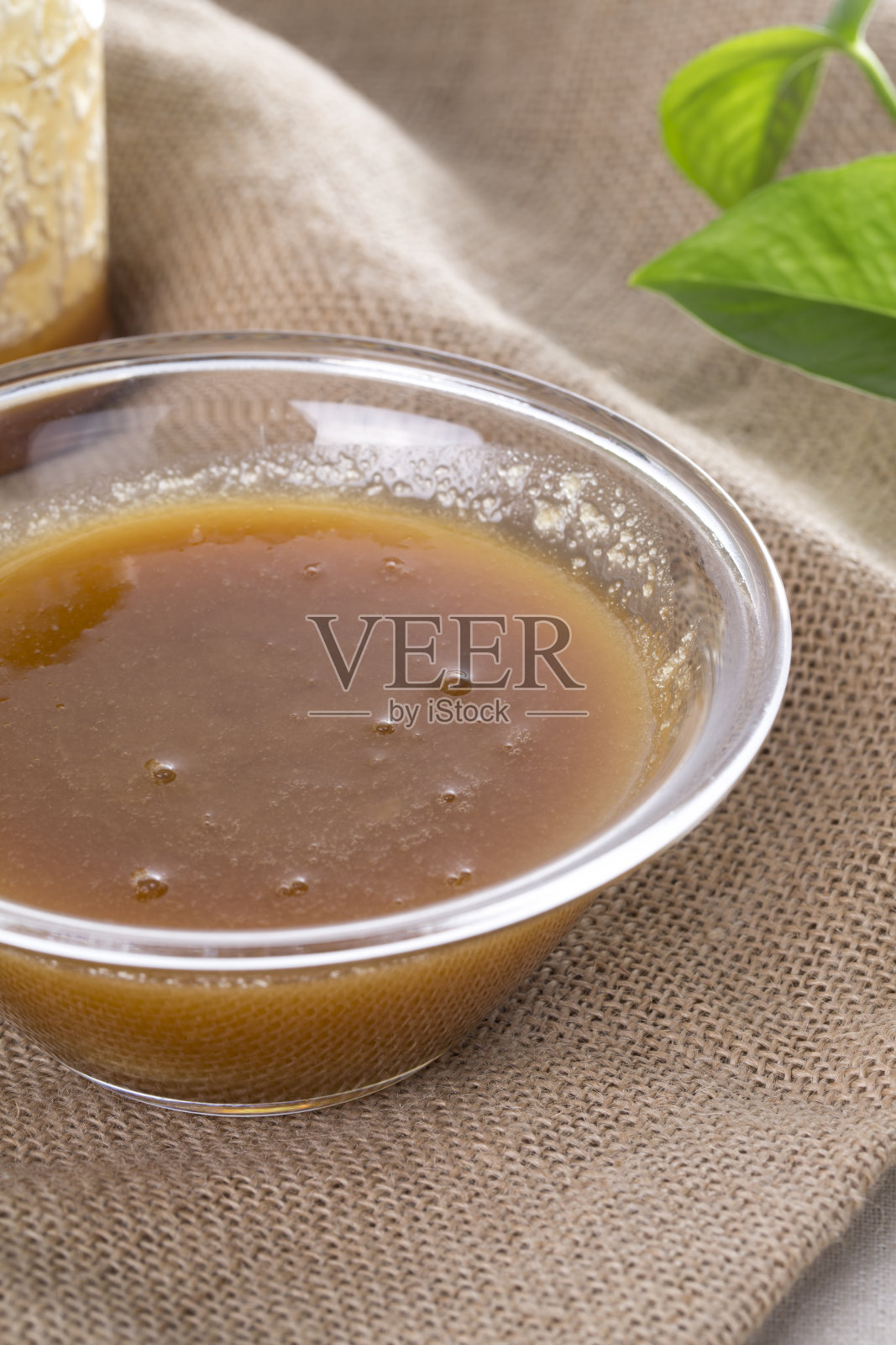 蜂蜜在玻璃碗里。照片摄影图片