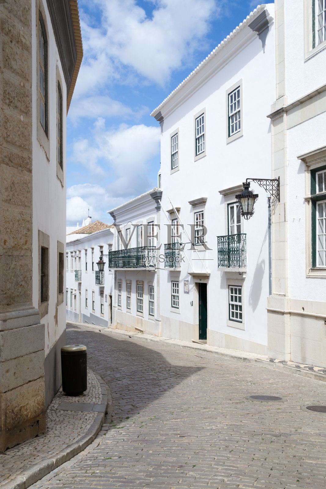 走在有围墙的法罗古城(葡萄牙)照片摄影图片