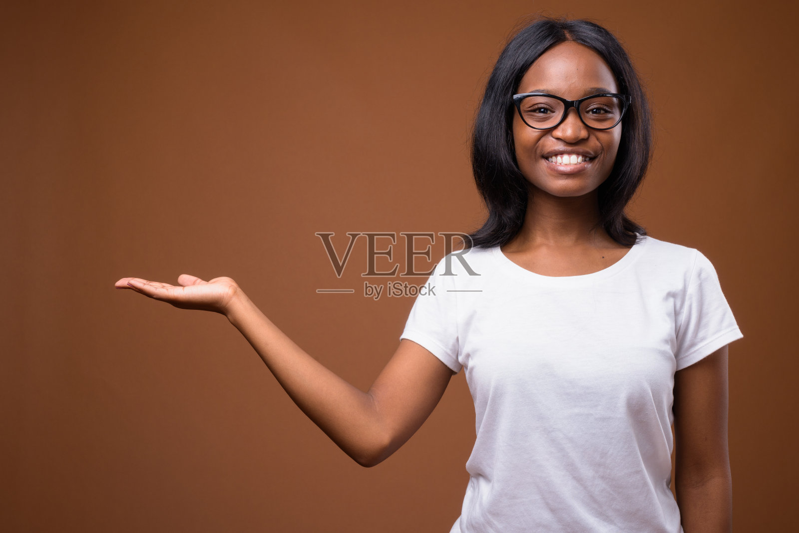 工作室拍摄的年轻美丽的非洲祖鲁妇女戴眼镜的彩色背景照片摄影图片