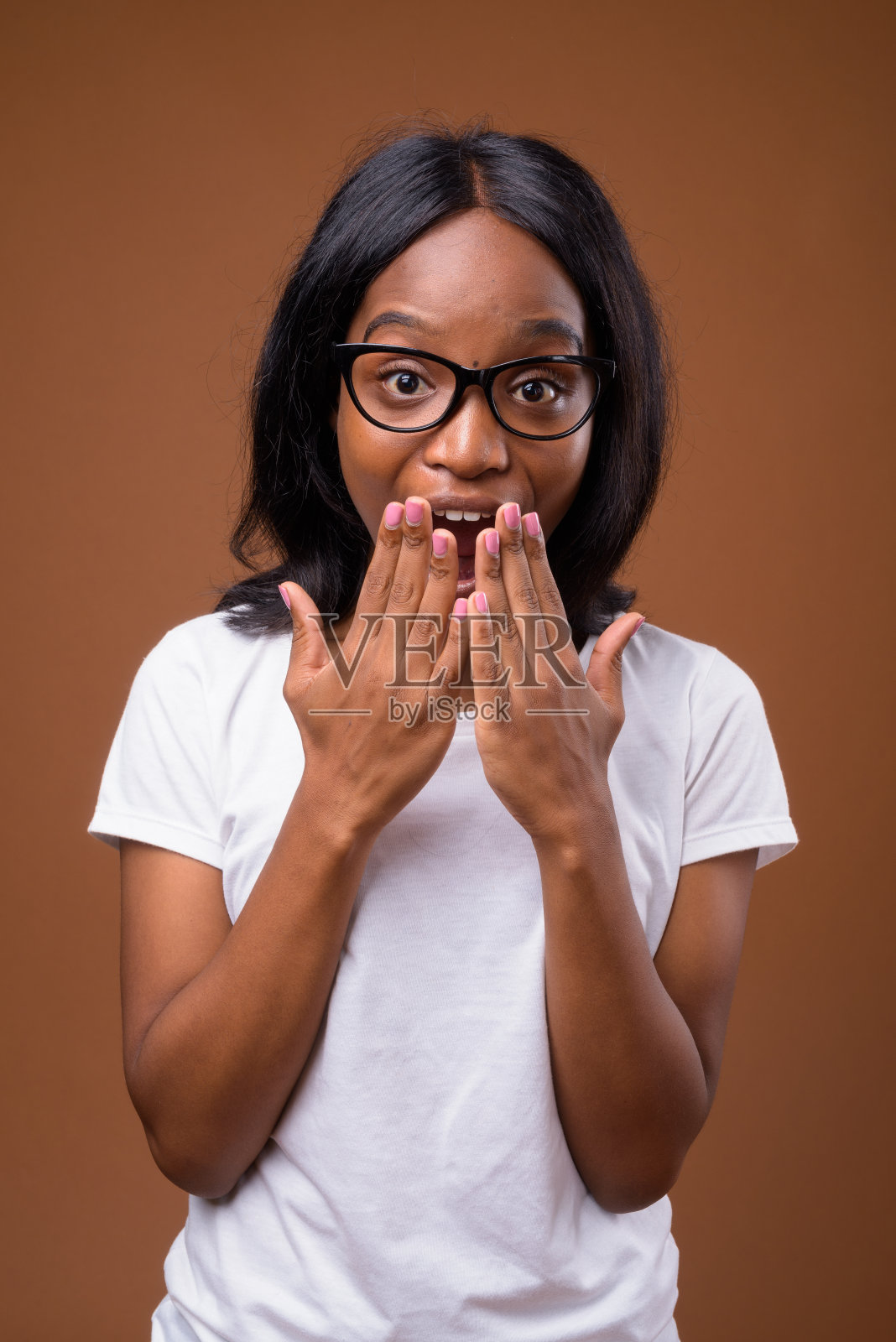 工作室拍摄的年轻美丽的非洲祖鲁妇女戴眼镜的彩色背景照片摄影图片