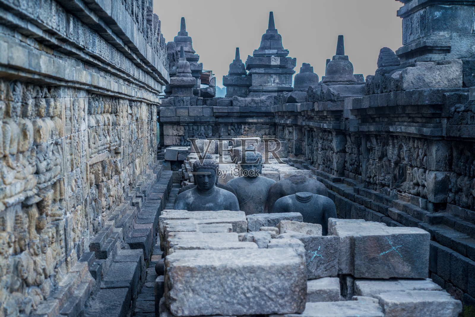 印度尼西亚爪哇岛婆罗浮屠寺的佛像。照片摄影图片