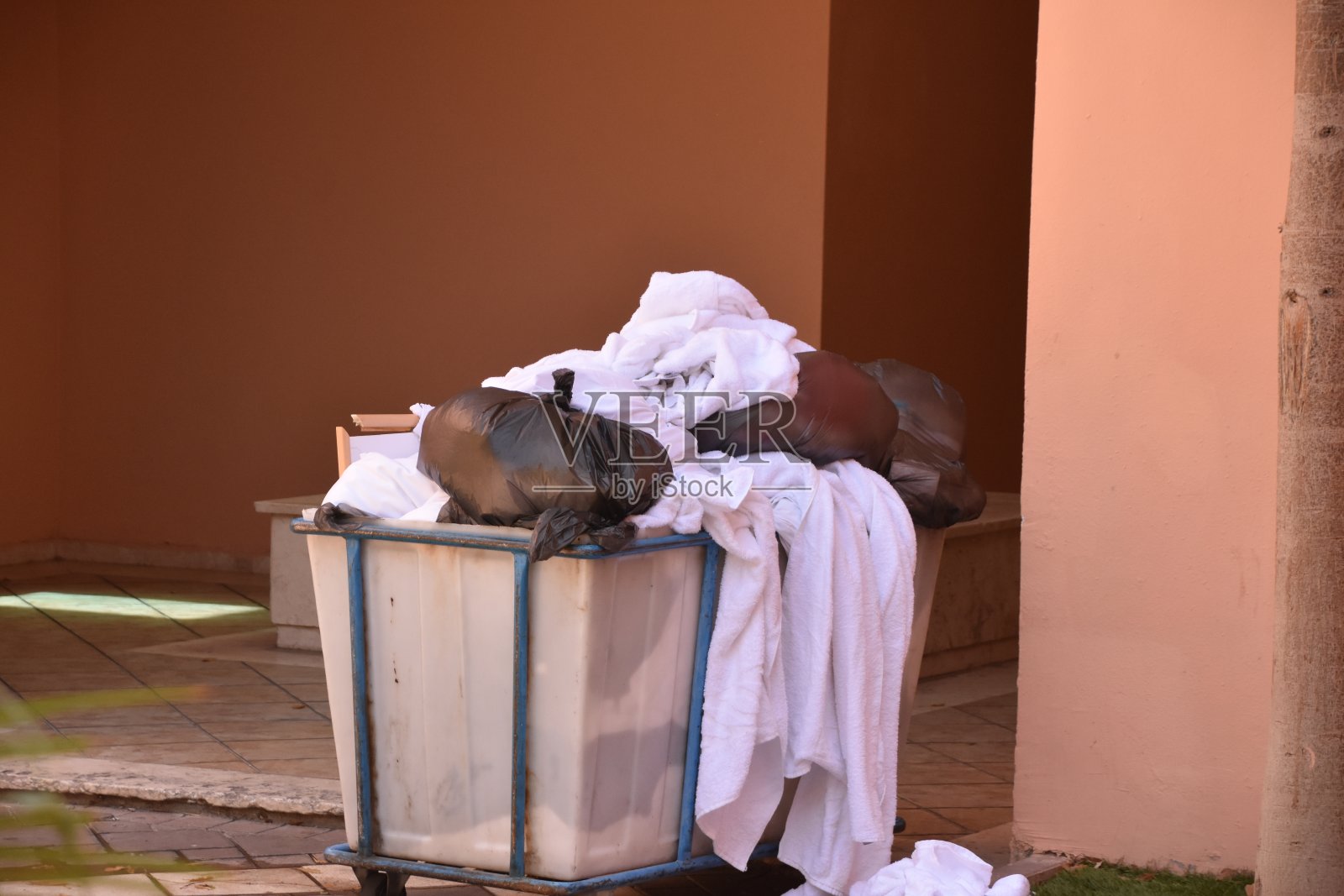 装有被褥的清洁车照片摄影图片