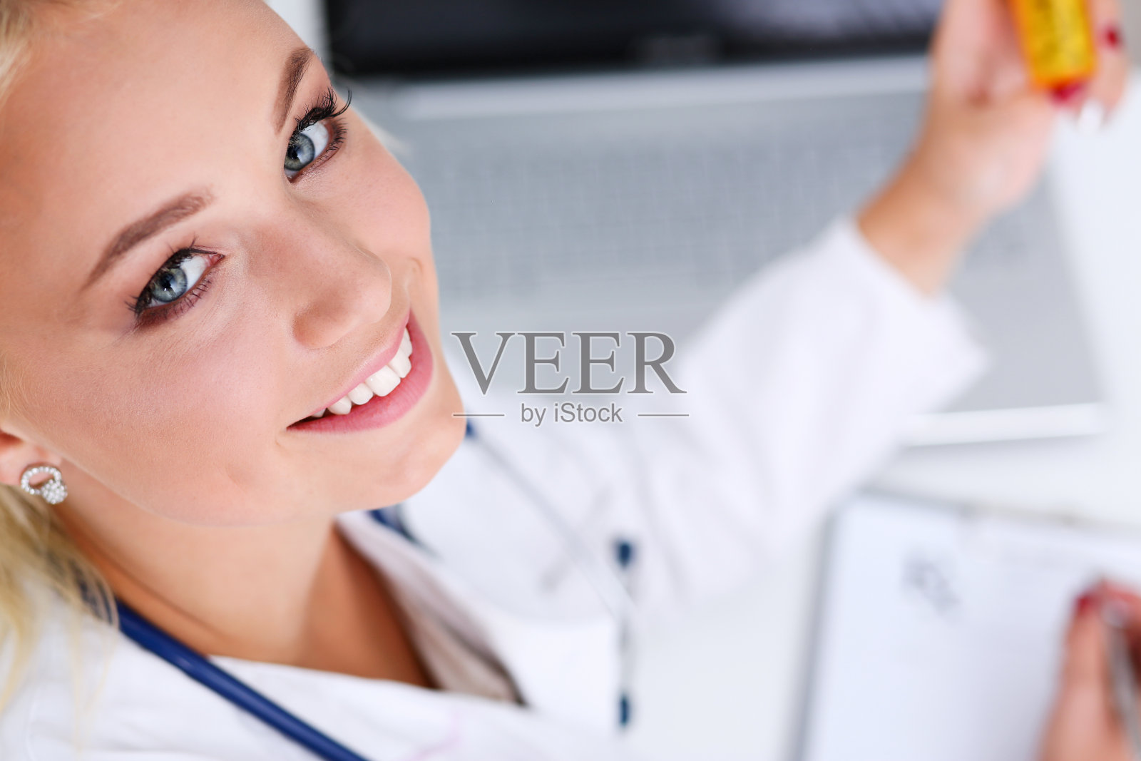 美丽微笑的女医生写处方照片摄影图片