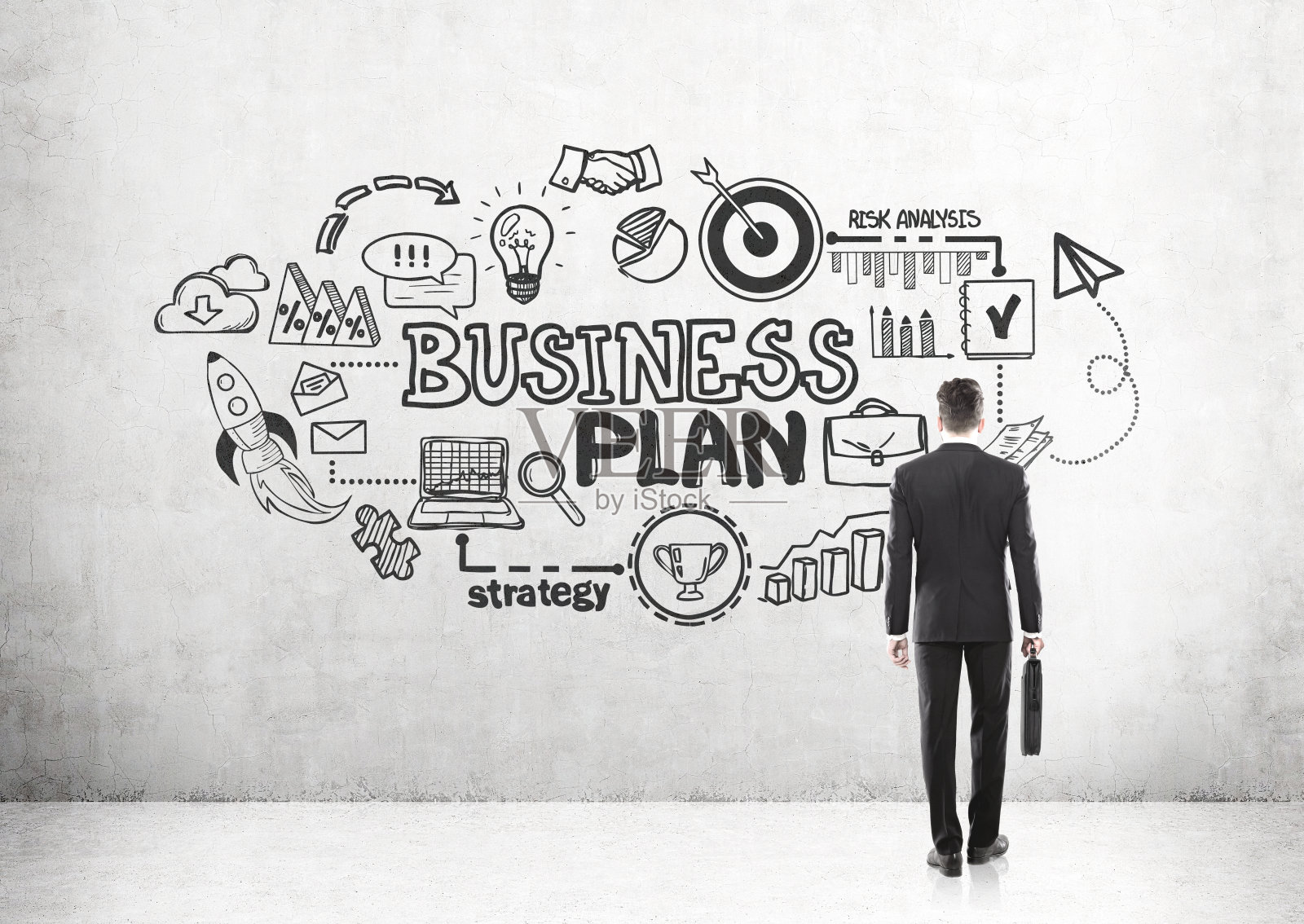 带着行李箱和商业计划的商人照片摄影图片