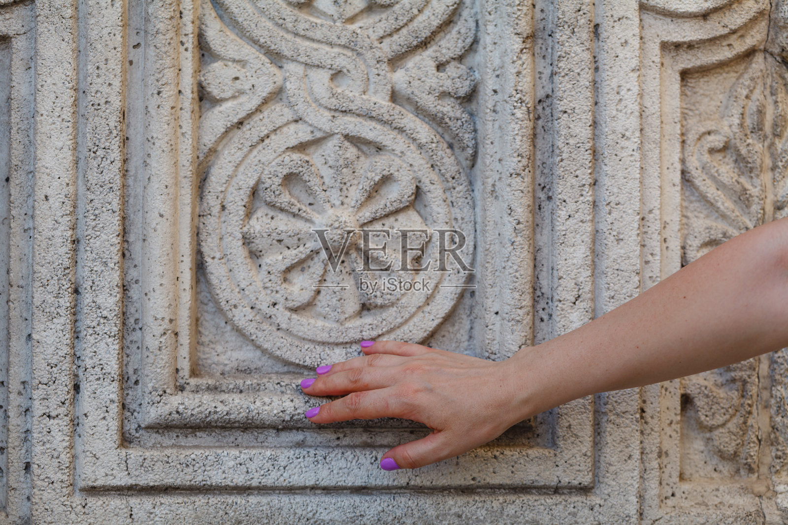 有圆形装饰的石头栅栏照片摄影图片