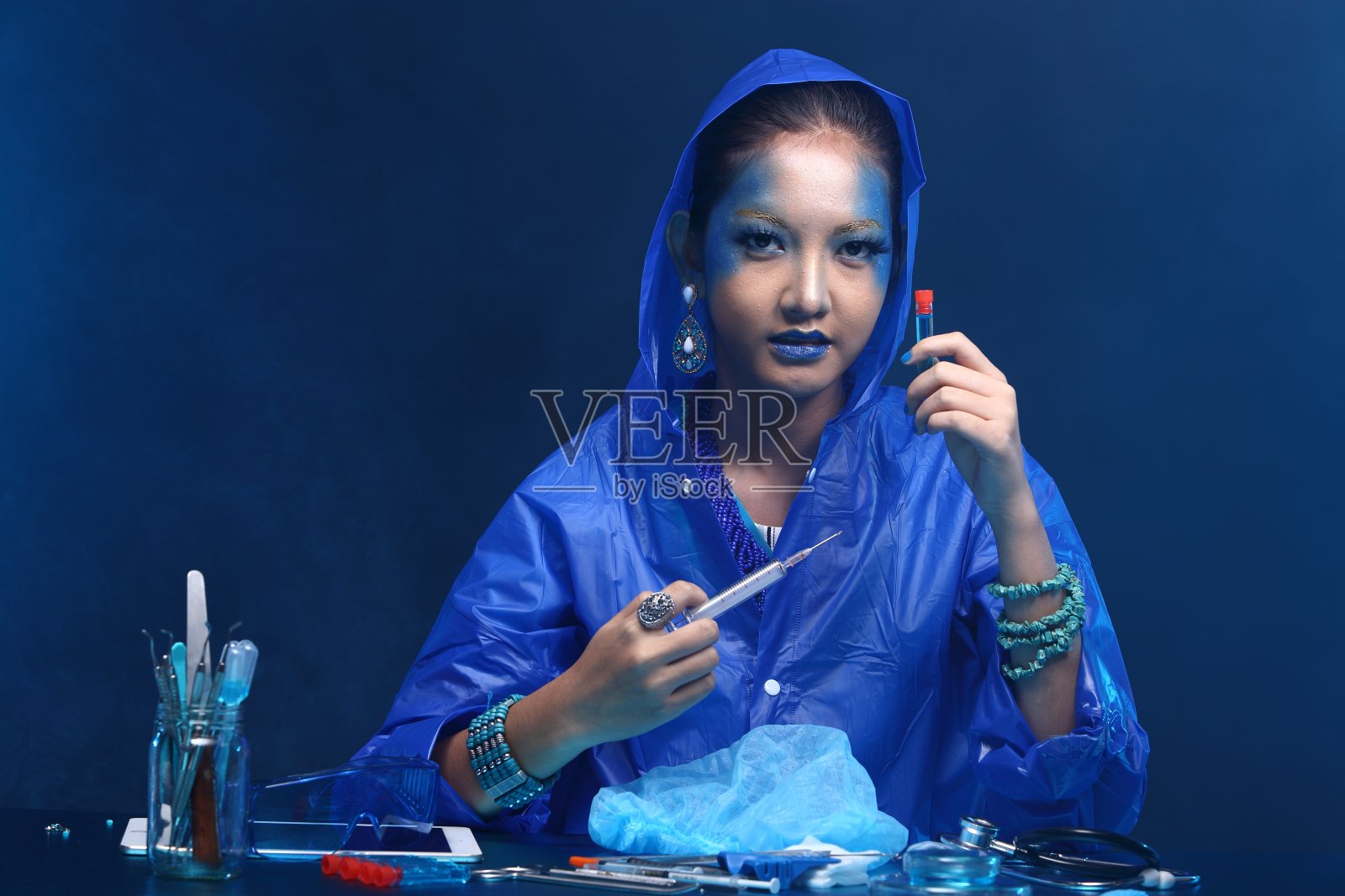 蓝色调时尚科学家在暗室实验室与工具实验室卫生，滴管照片摄影图片