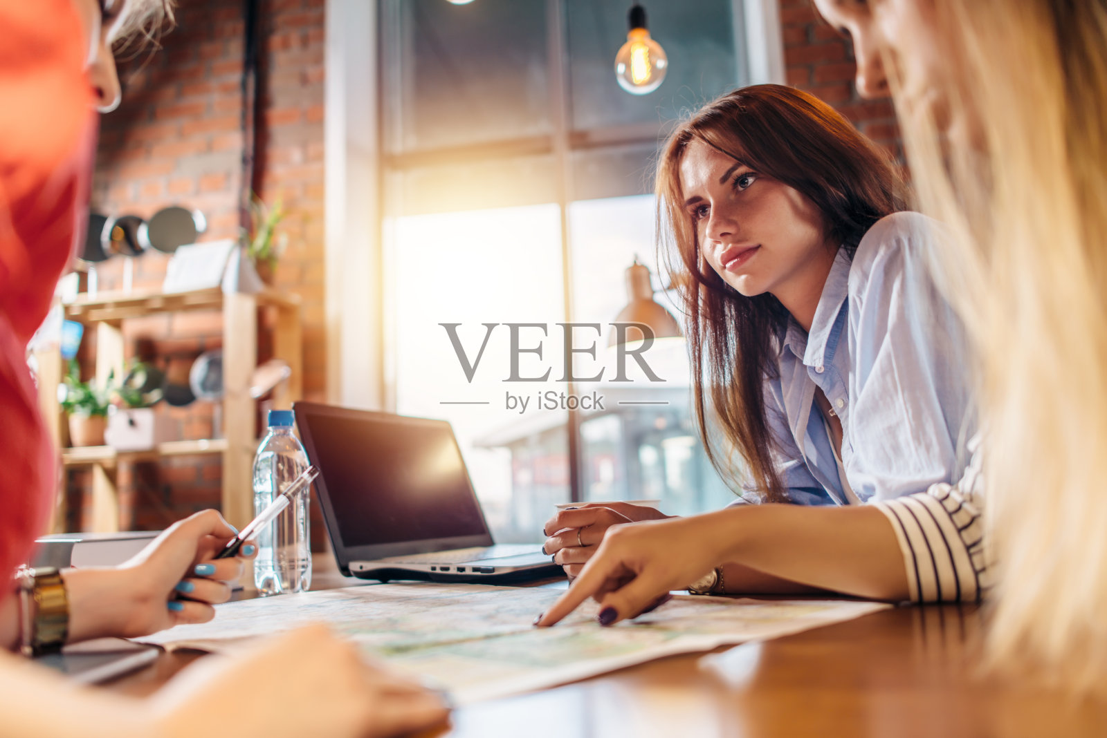 学生们一起坐在桌子旁准备作业照片摄影图片