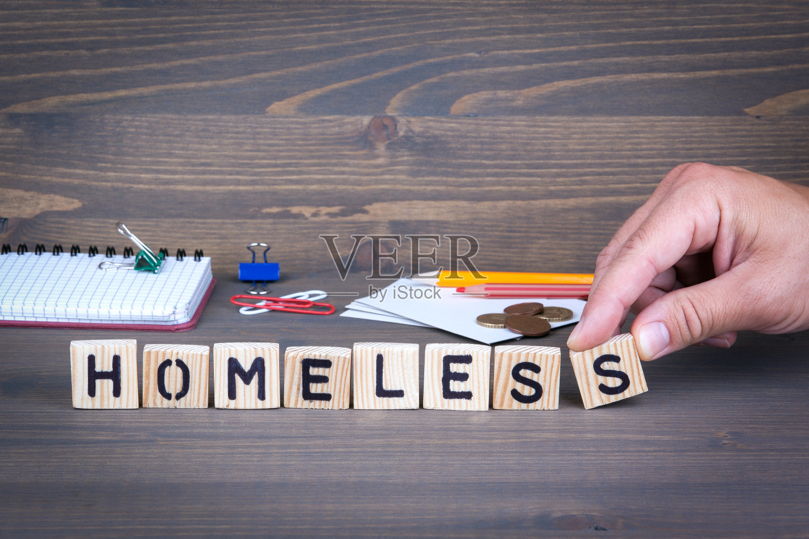 无家可归。黑色背景上的木制字母照片摄影图片