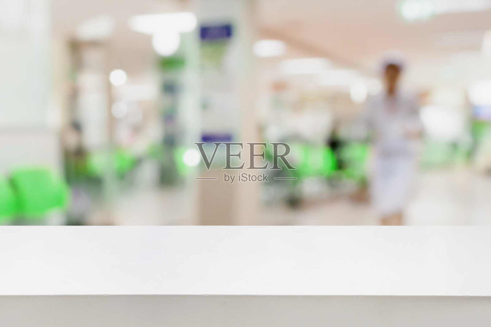 空白的白色桌子和模糊的医院背景照片摄影图片