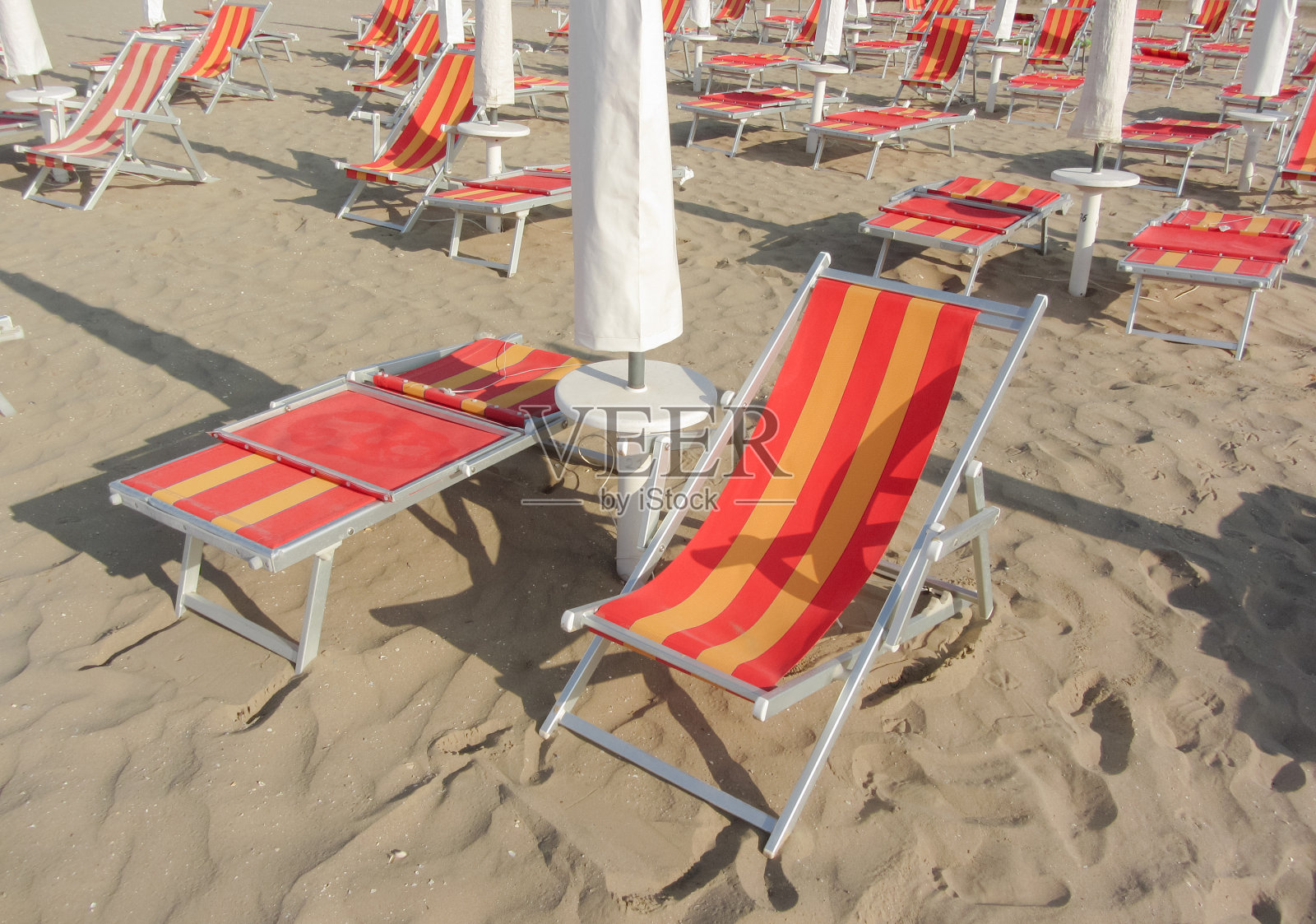 清晨空旷沙滩上的沙滩椅照片摄影图片