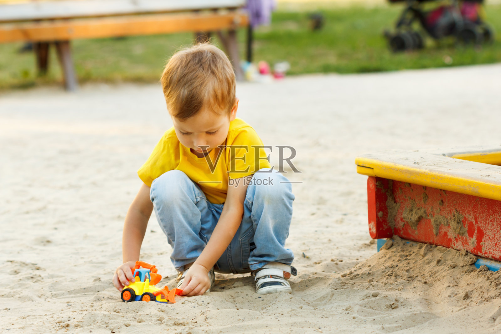 孩子在操场上玩耍。照片摄影图片