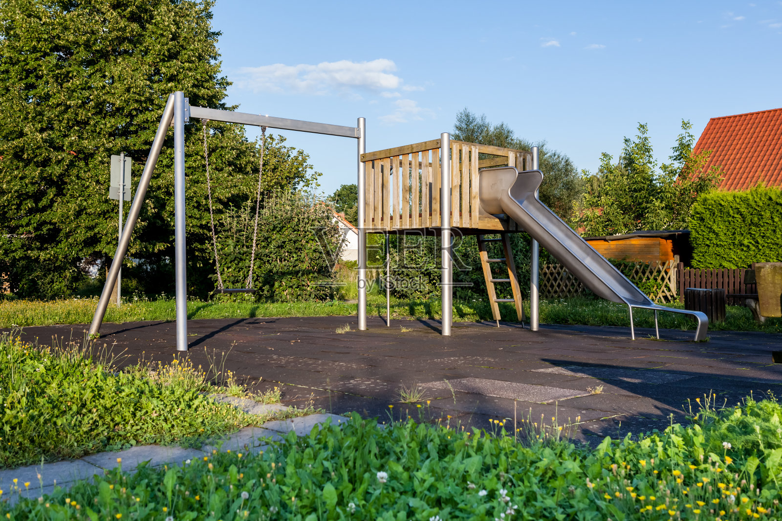 滑梯和秋千照片摄影图片