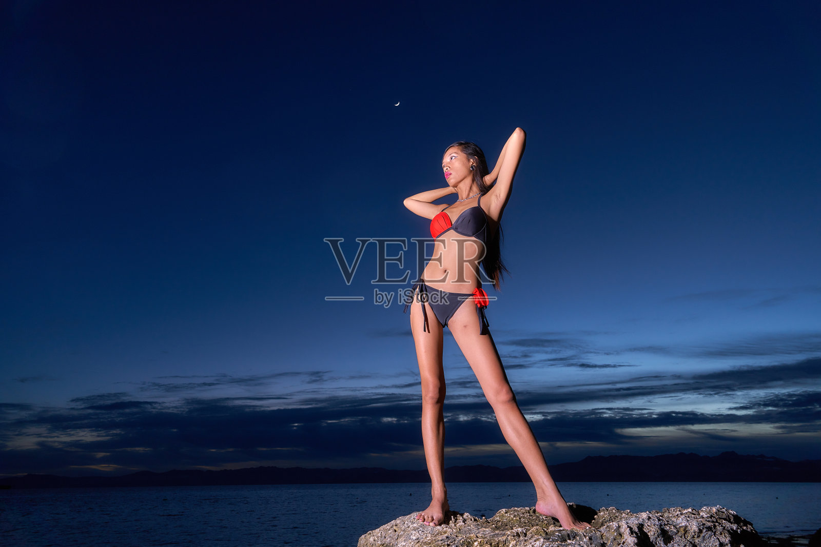 美丽的女人摆姿势-看着别处照片摄影图片