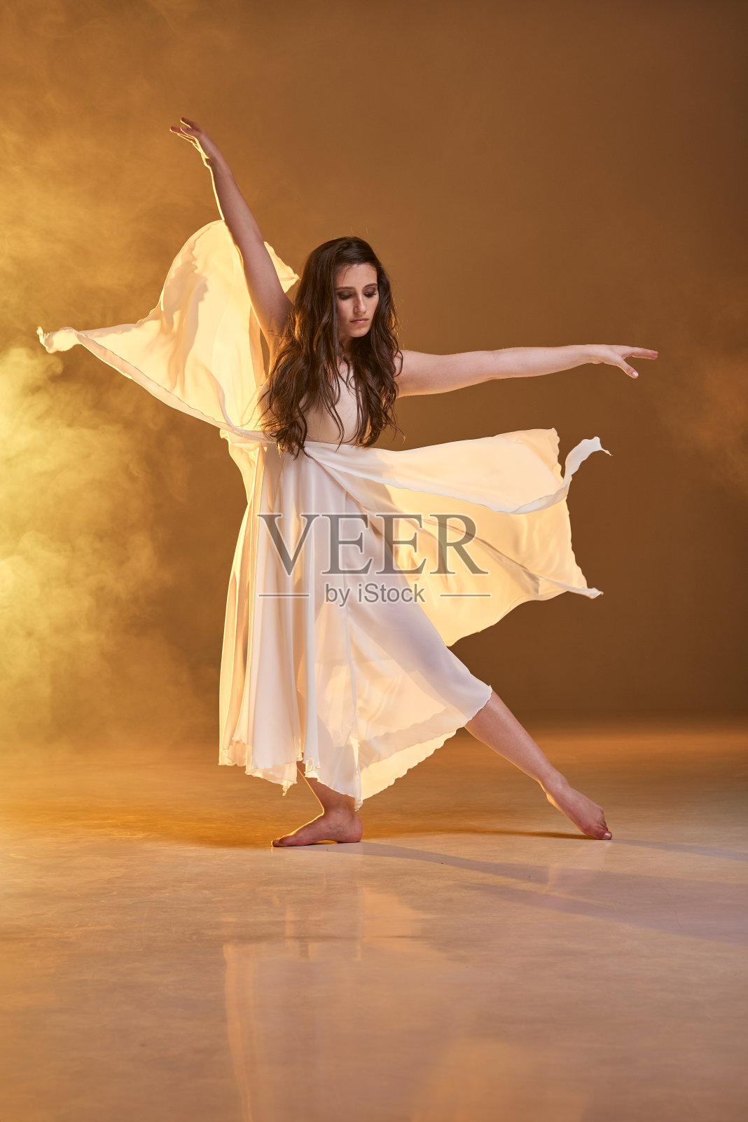 芭蕾舞者在工作室，橙色烟雾照片摄影图片