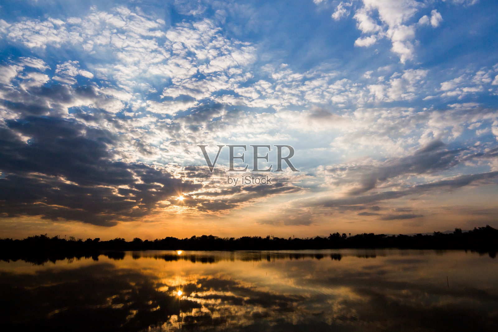 绚丽多彩的天空与日落的云彩照片摄影图片