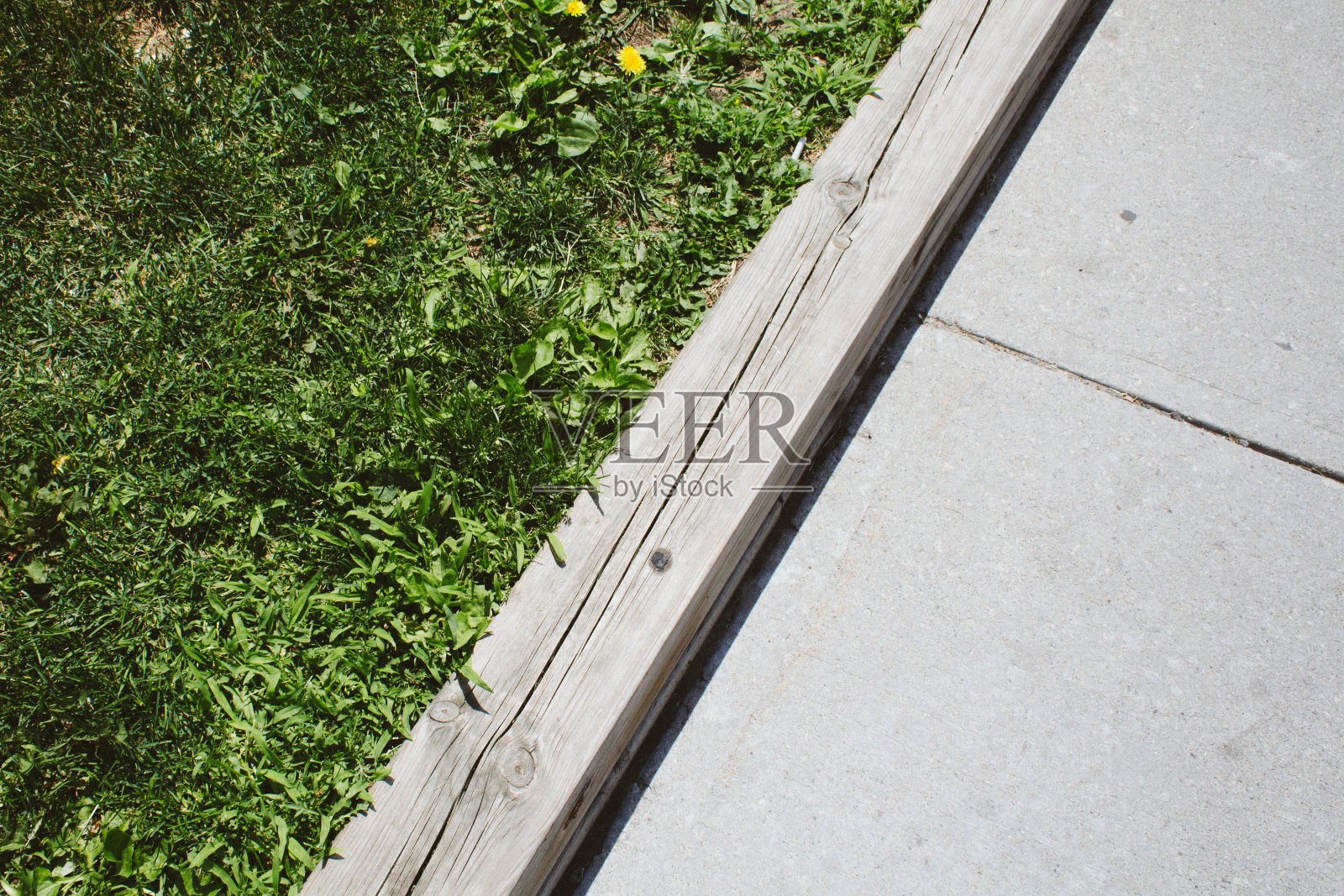 加拿大人行道和绿草之间的木制边界照片摄影图片