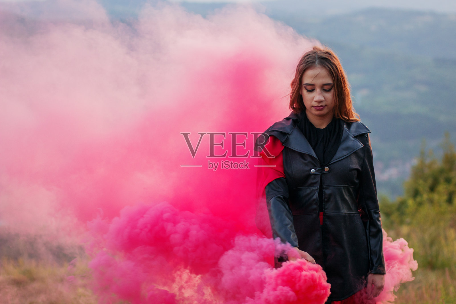 女孩在红色的烟雾中照片摄影图片