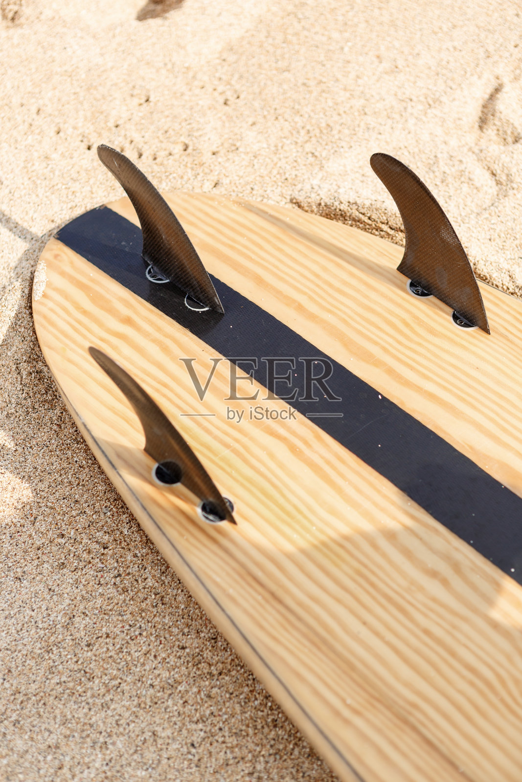 海边的冲浪板。照片摄影图片